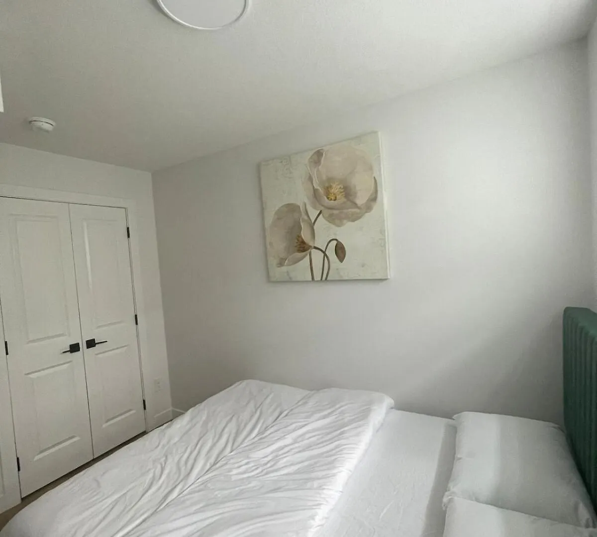 Your Cozy Happy Place YYC Apartman